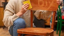 背もたれの割れを補修し、塗装を仕上げ直した椅子