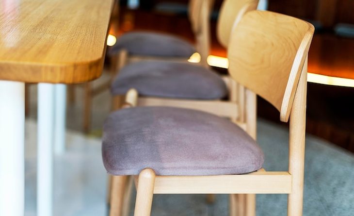 修復を終えて旅館のロビーに戻った、オーク材の肘掛け椅子