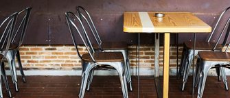 ホテルのレストランで使われていたアンティークのテーブルを修復した例