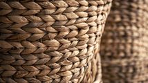 籐の座編みを新しく編み直した、アンティークの木製椅子の座面